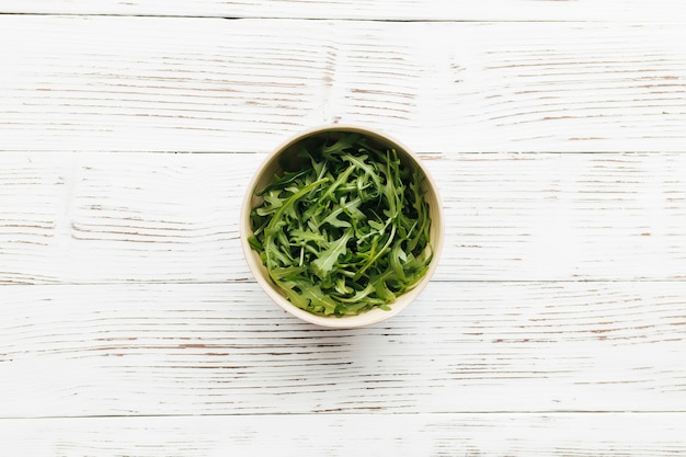 Foto ensalada de rúcula fresca verde deja en un tazón