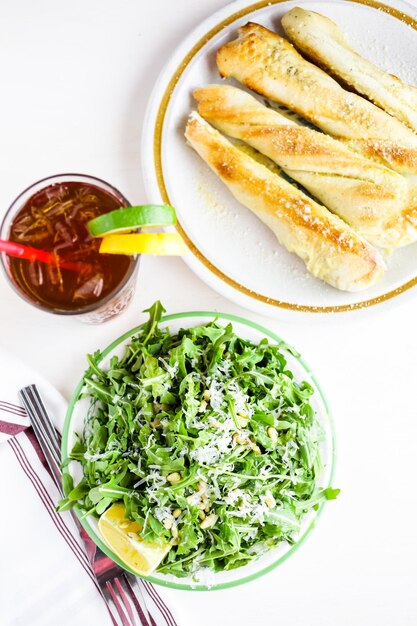 Ensalada de rúcula con piñones en el plato en un restaurante italiano.