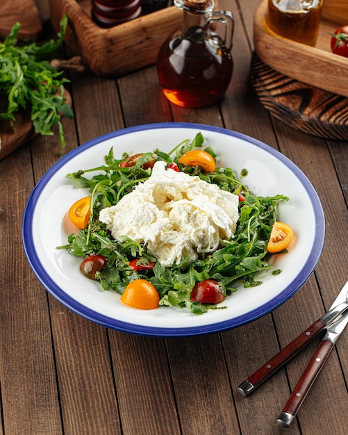 Ensalada de rúcula con queso burrata