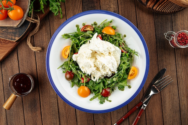 Ensalada de rúcula con queso burrata