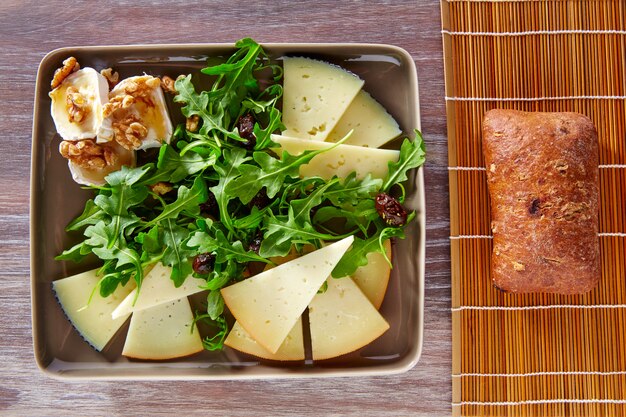 Ensalada De Rúcula Con Queso De Cabra Miel Y Nueces