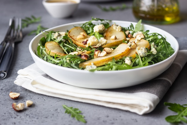 Ensalada de rúcula, queso gorgonzola, pera caramelizada y nuez