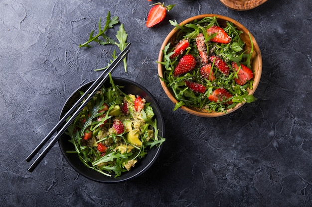 Ensalada de rúcula con quinua, fresa, miel y semillas de chía.