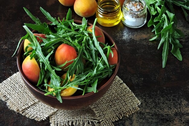 Ensalada de rúcula saludable albaricoque