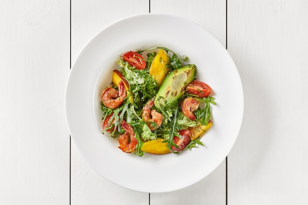 Ensalada de rúcula tomates mango aguacate y camarones al pesto