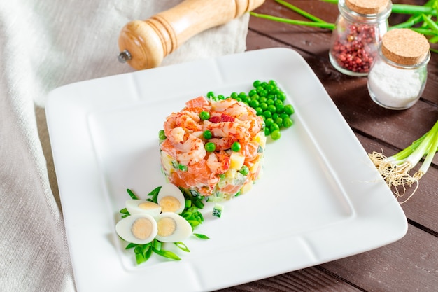 Ensalada rusa con camarones