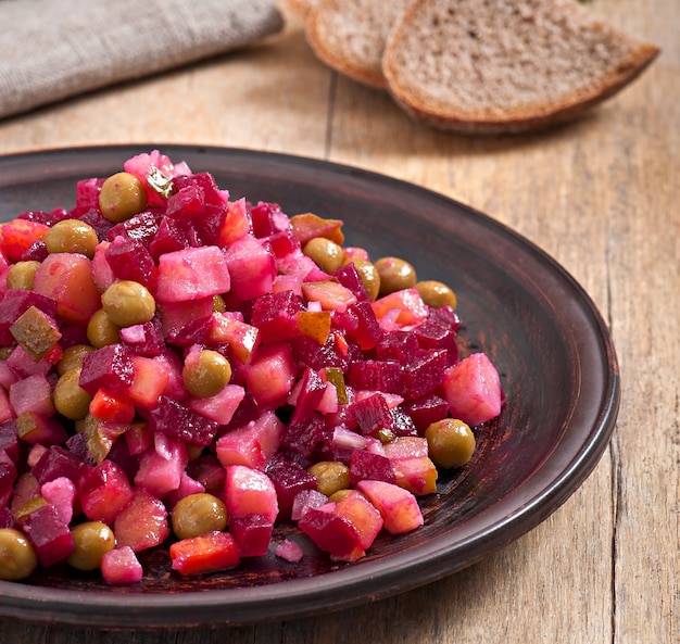 Foto ensalada rusa tradicional de remolacha