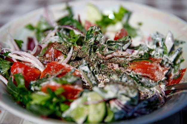 Ensalada rústica de verduras con pepino y tomates.