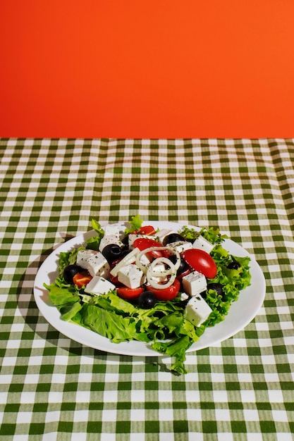 Foto ensalada sabrosa de alto ángulo en un plato