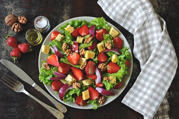 Ensalada sabrosa fresca con fresas y queso. Dieta de verano. Ensalada de fitness saludable.