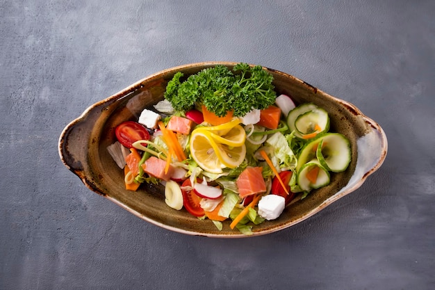 Ensalada sabrosa con salmón y verduras frescas Vista superior