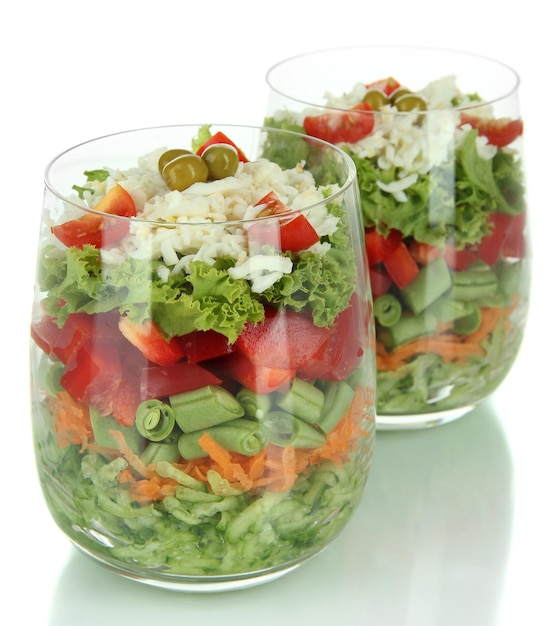 Ensalada sabrosa con verduras frescas aislado en blanco