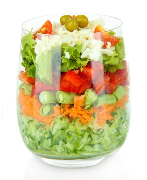 Ensalada sabrosa con verduras frescas aislado en blanco