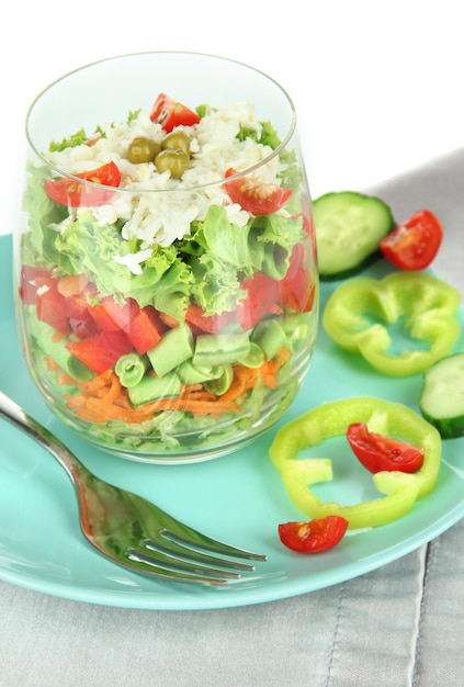 Ensalada sabrosa con verduras frescas aislado en blanco