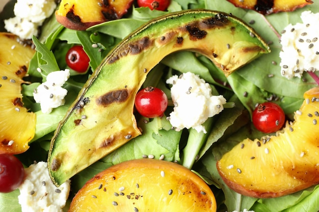 Ensalada con sabroso durazno a la plancha y aguacate, cerrar