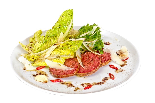 Ensalada de salchichas fritas lechuga con salsa de crema agria