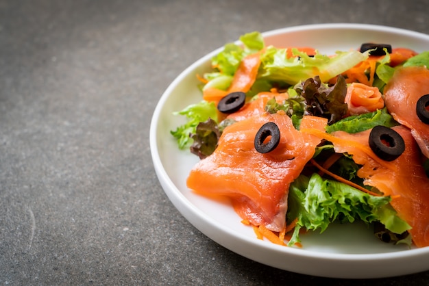 ensalada de salmón ahumado