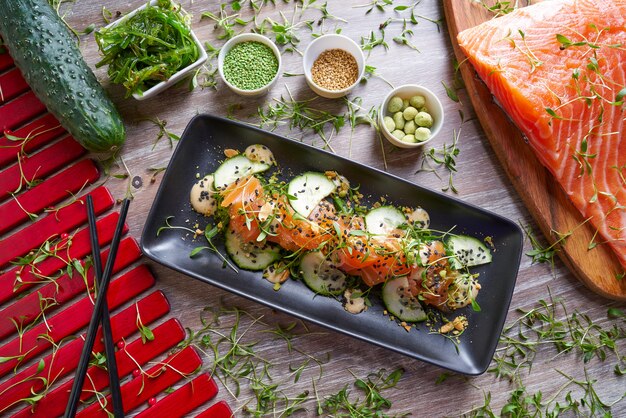 Ensalada de salmón con algas wakame y sésamo de wasabi