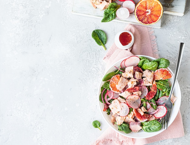 Ensalada de salmón con espinaca naranja y rábano con ingrediente para hacer ensalada Comida sana