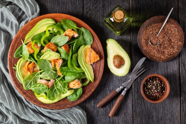 Ensalada de salmón, espinacas, aguacate y pimiento verde