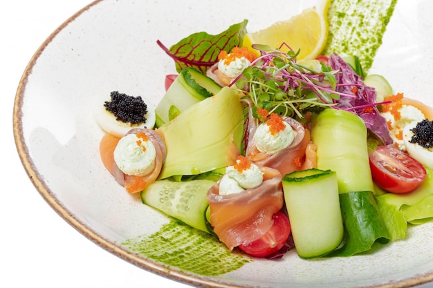 Ensalada de salmón con espinacas, tomates cherry, ensalada de maíz, espinacas baby, menta fresca y albahaca. Comida hecha en casa