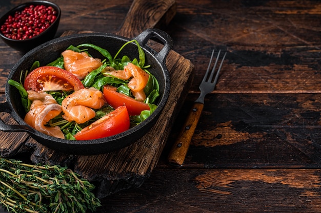 Ensalada de salmón fresco con rúcula, tomate y verduras