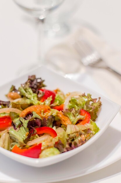 Ensalada de salmón y frijoles con verduras