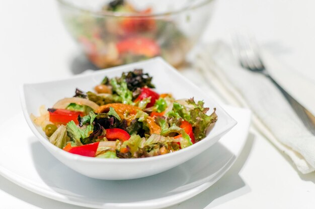 Ensalada de salmón y frijoles con verduras