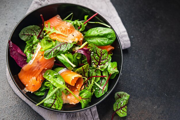 ensalada de salmón huevo cocido hojas verdes lechuga comida fresca comida dieta merienda en la mesa espacio de copia