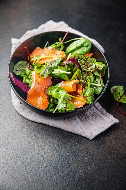 ensalada de salmón huevo cocido hojas verdes lechuga comida fresca comida dieta merienda en la mesa espacio de copia
