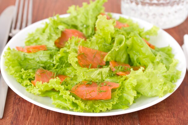 Ensalada con salmón en plato