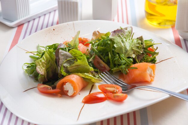 Ensalada de salmón, queso crema y hierbas.