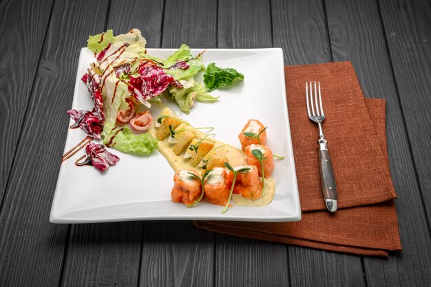 Ensalada de salmón con queso crema