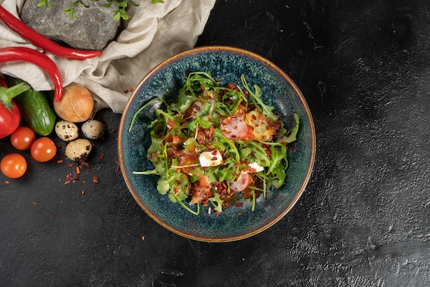 ensalada de salmón rábano rúcula pepino perejil y queso feta aderezado con salsa de pimiento rojo