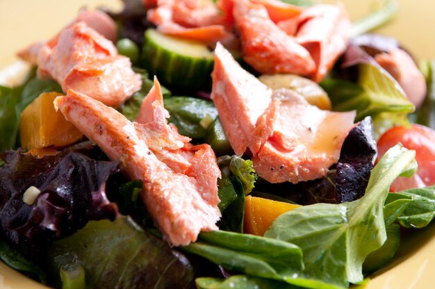 Ensalada de salmón con remolacha