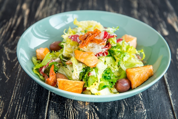 Ensalada de salmón verde y saludable