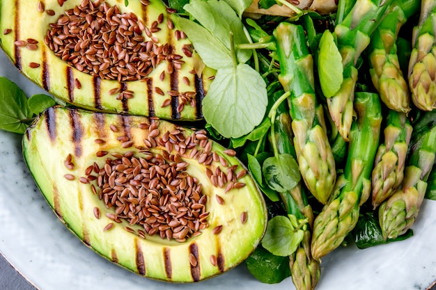 Ensalada saludable de aguacate y espárragos a la parrilla con semillas de lino