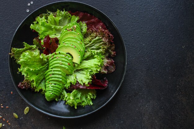 ensalada saludable aguacate y lechuga