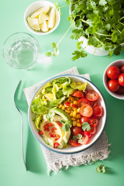 Foto ensalada saludable de aguacate con tomate y maíz dulce