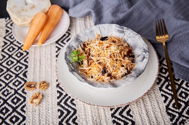 Ensalada saludable de apio y zanahoria fresca con aderezo de nueces y pasas Nutrición adecuada