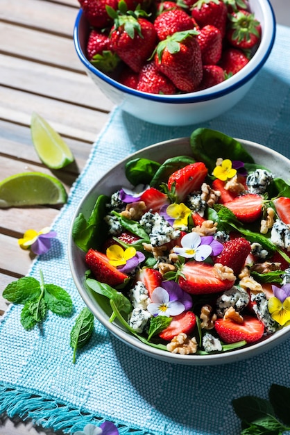 Ensalada Saludable Colorida con Frutas de Temporada