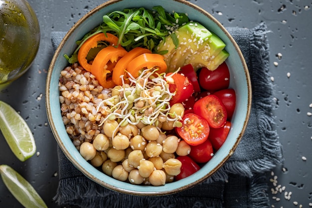 Ensalada saludable como comida equilibrada para la dieta.