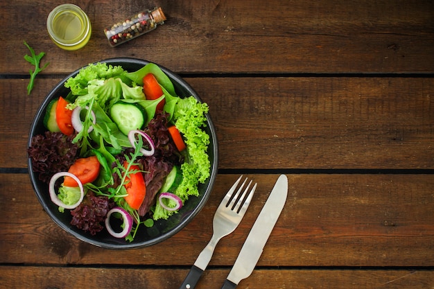 Ensalada saludable, ensalada mixta de hojas (mezcla de verduras, otros ingredientes)