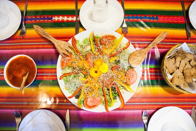 Foto ensalada saludable con flores