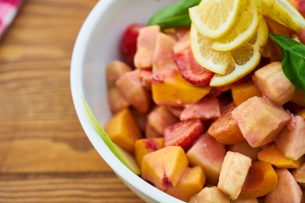 Ensalada saludable con frutas