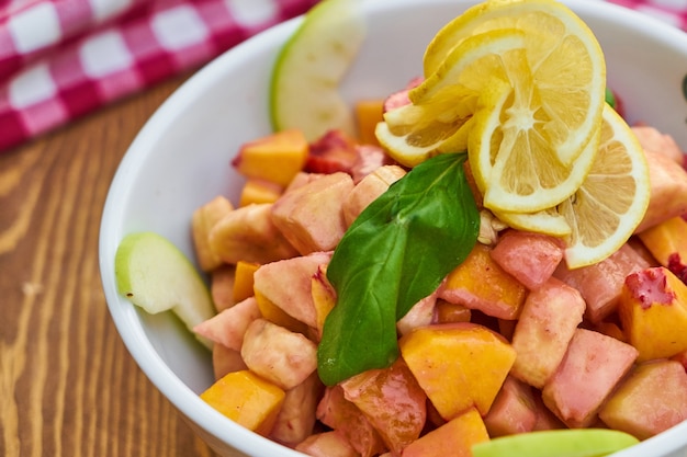 Ensalada saludable con frutas