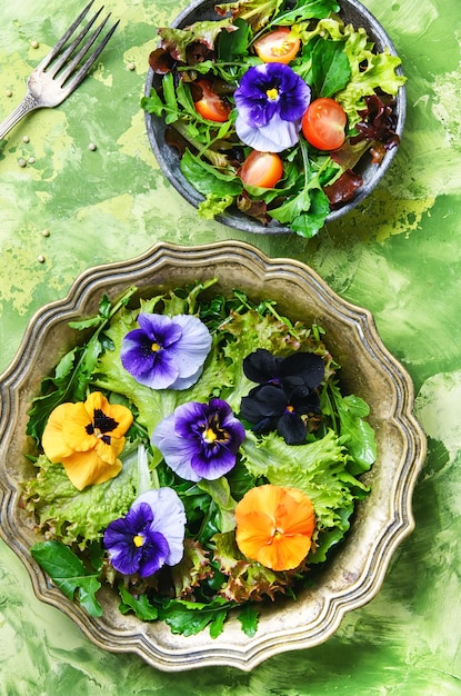 Ensalada saludable de hierbas con flor