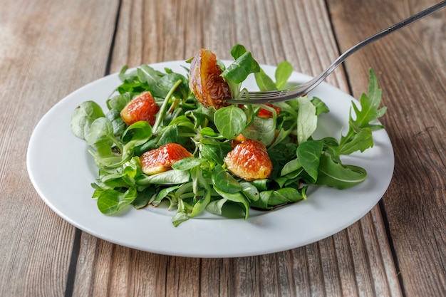 Ensalada saludable de higos con lechuga de cordero y rúcula y otras verduras.