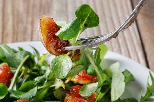 Ensalada saludable de higos con lechuga de cordero y rúcula y otras verduras.