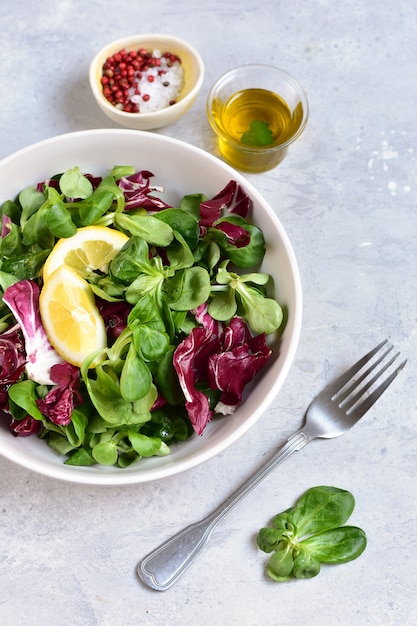 Ensalada saludable con hojas de espinaca verde